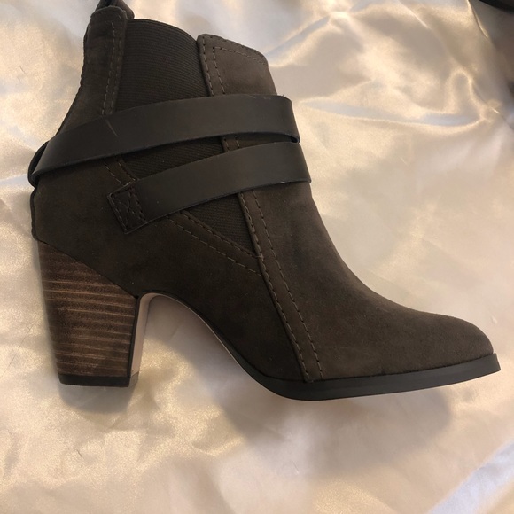 NWOT! Crown Vintage taupe booties, 7.5 - Picture 3 of 8